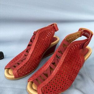 Earth Calla Wedge Sandals Regal Red 8.5B Comfort Platform Leather GUC leather